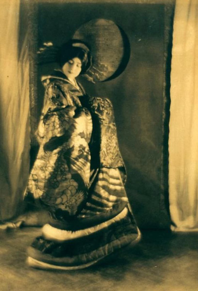 Photographs of Denishawn dancers on tour. Source: Denishawn Collection, The New York Public Library Photographs of Denishawn dancers on tour. Source: Denishawn Collection, The New York Public Library