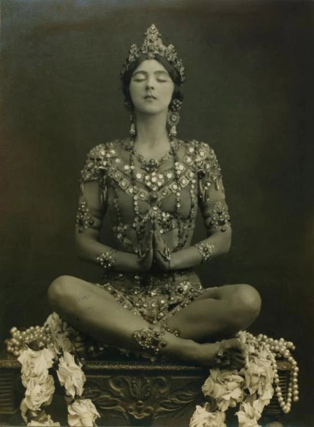 Photographs of Denishawn dancers on tour. Source: Denishawn Collection, The New York Public Library Photographs of Denishawn dancers on tour. Source: Denishawn Collection, The New York Public Library