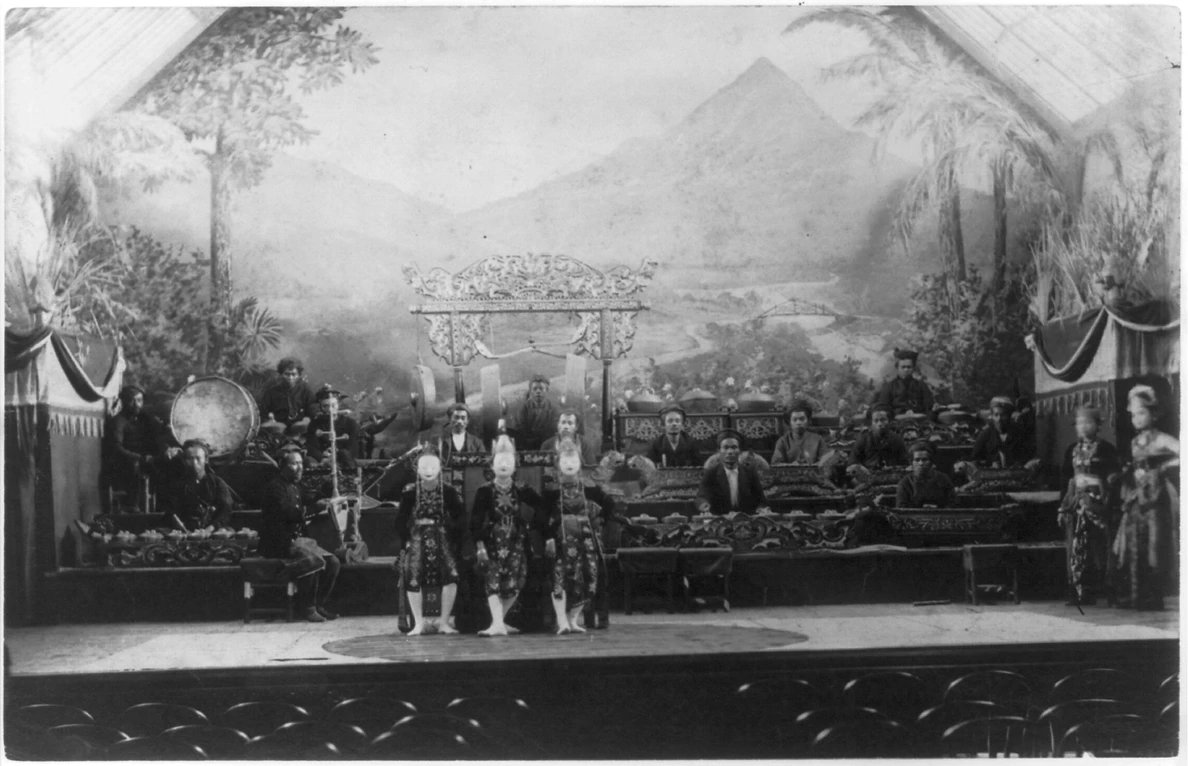 Javanese-Gamelan-Orchestra-and-Topeng