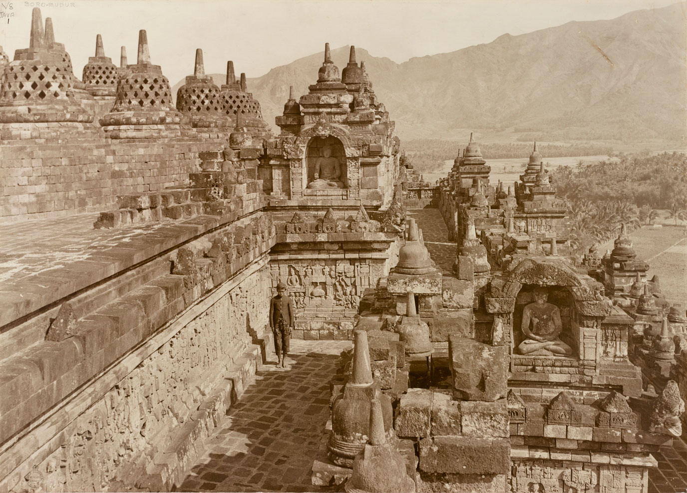 Terrace_on_the_temple_of_Borobudur_1913