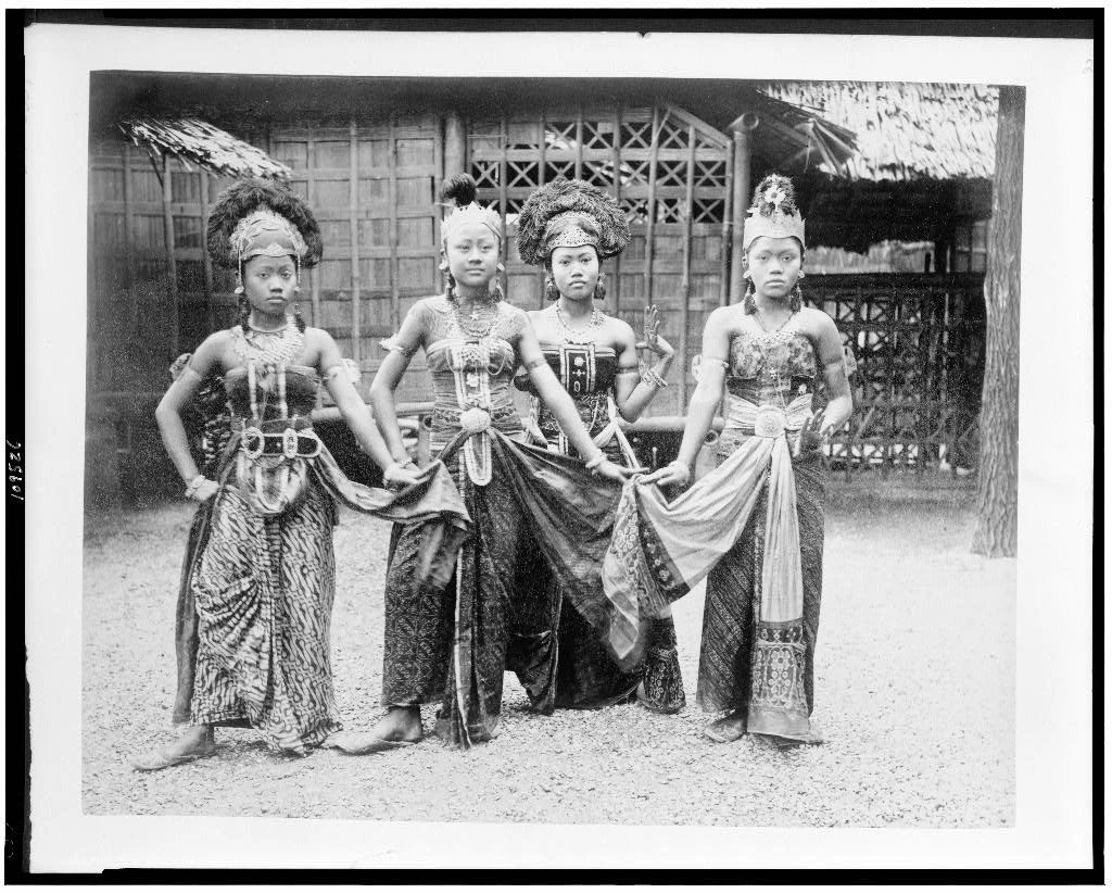 Four women dancers in Javanese Village, full-length portrait, standing, in costume, Paris Exposition, 1889 (Source: Library of Congress, Prints and Photographs, LC-USZ62-109526)