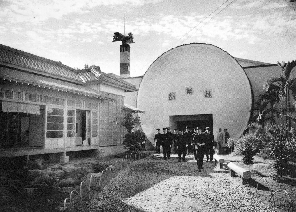 Photograph of the Forestry Pavilion, 1935 Taiwan Exposition. (Source: Shisei Shijisshūnen Kinen Taiwan Hakurankai shashinchō 始政四十周年記念台湾博覧会写真帖 [1935] (Tokyo: Kokusho Kankōkai, 2012.))