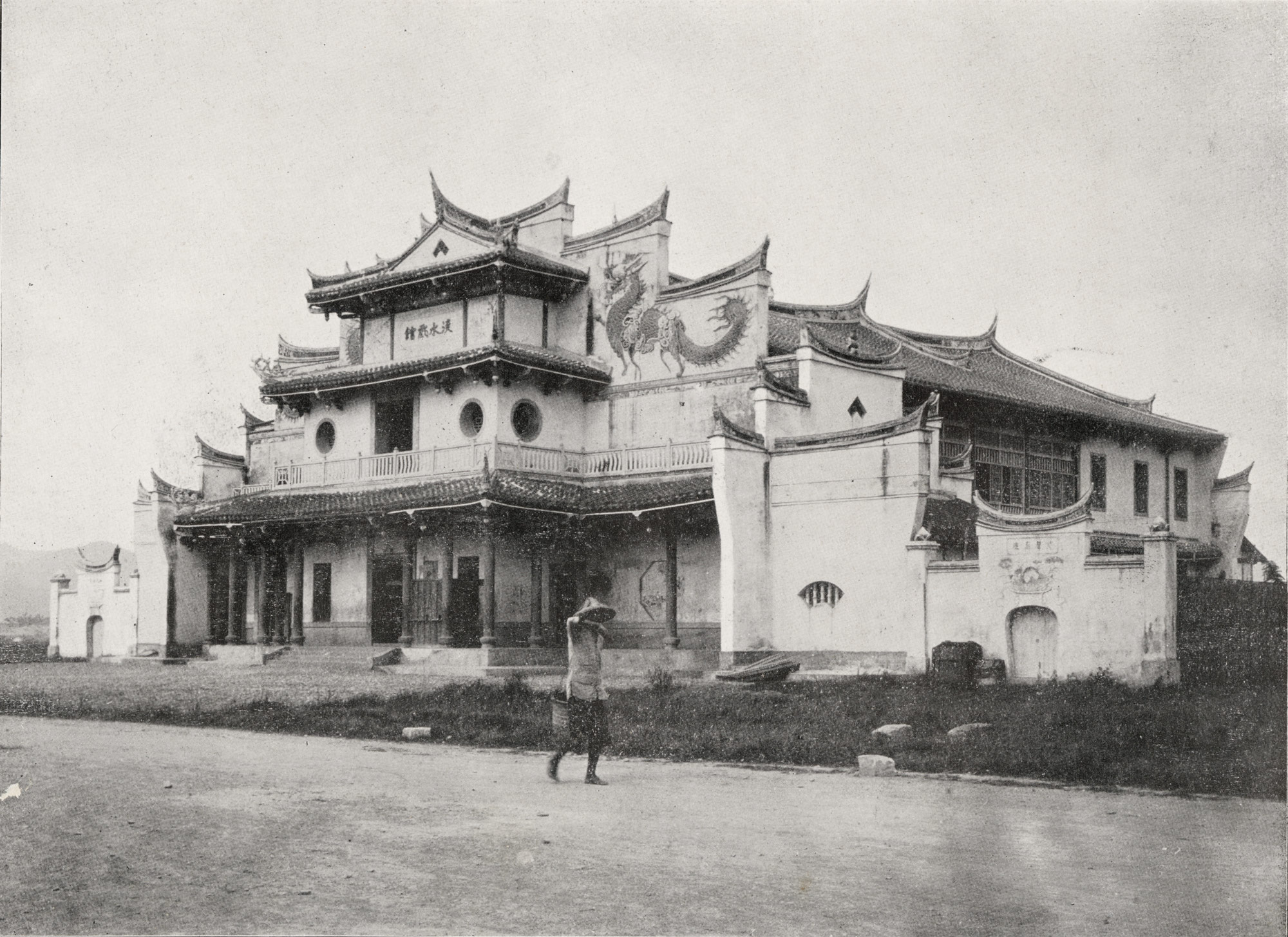 The “New Theater” 新舞臺 in Dadaocheng. The Southern Pavilion in the fair is modeled after this building, originally Tamsui Theater 淡水戲院, bought and remodeled as New Theater by wealthy merchant Koo Hsien-jung 辜顯榮 in 1916 in lavish Minnan style.
