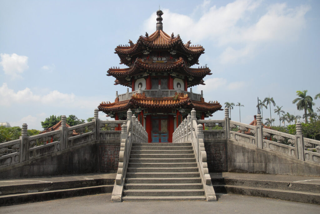 Cuihengge 翠亨閣, New Park (now 228 Peace Memorial Park), Taipei, 1964. It is one of the five Chinese-palatial style pavilions in the park which was the site for the 1935 Expo’s Second Fairground. (Source: Wikicommons (https://commons.wikimedia.org/wiki/File:228_Peace_park_-_Wikimania_2007_0017.jpg))