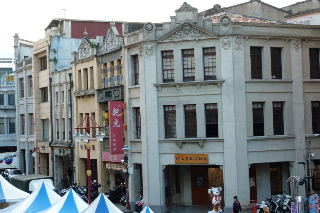Modern-day view of shophouses on Dihua St 迪化街, Dadaocheng.
