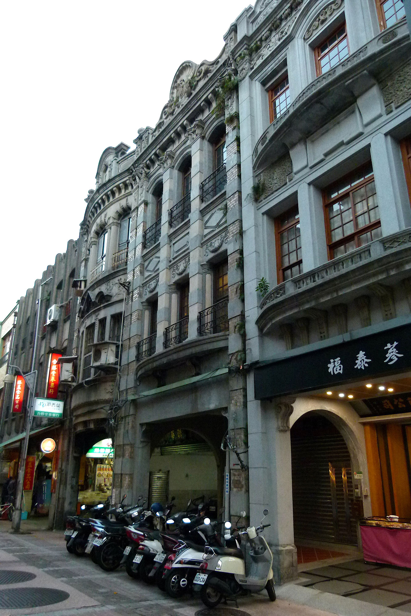 Modern-day view of shophouses on Dihua St, Dadaocheng.