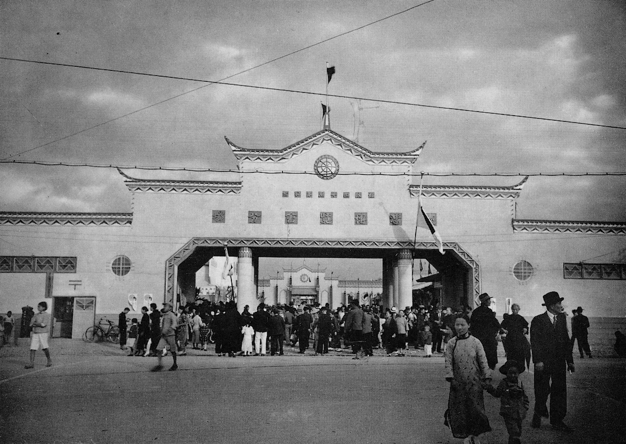 Entrance gate to the Dadaocheng Auxiliary Fairground (the Southern Pavilions) during the fair.