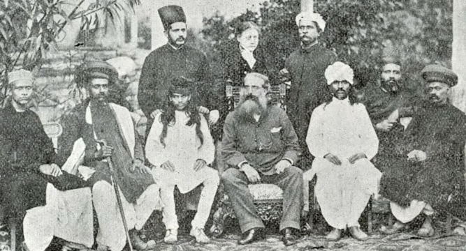 Helena Petrovna Blavatsky (stehend mitte), Henry Steel Olcott sitzend mitte und Damodar Mavalankar