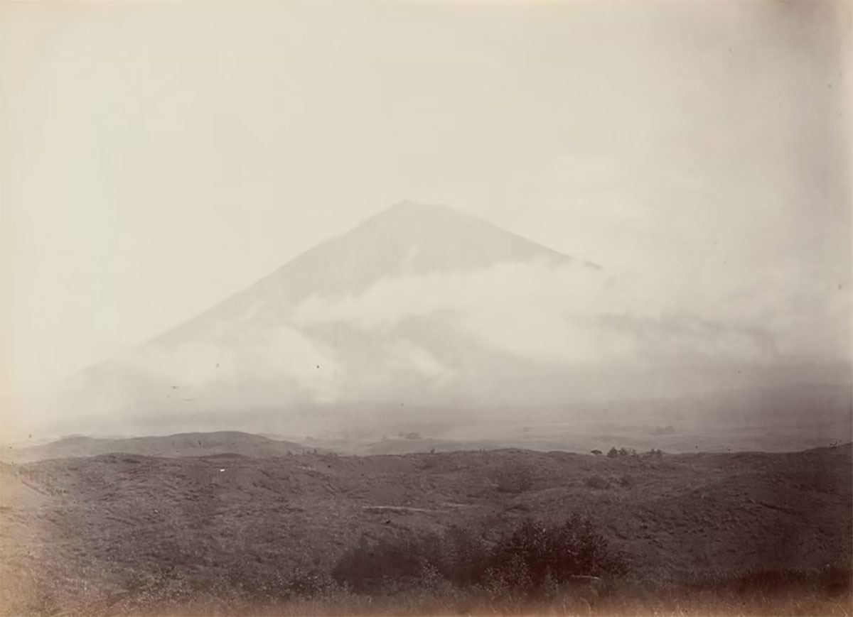 Fusiyama from Moriyama, from Beato’s album, c. 1860s.