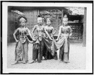Four women dancers in Javanese Village, full-length portrait, standing, in costume, Paris Exposition, 1889 (Source: Library of Congress, Prints and Photographs, LC-USZ62-109526)