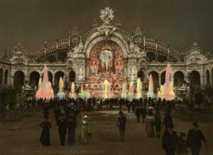 Le Château d'Eau et le Palais de l'Électricité, effet de nuit, Exposition Universelle de Paris, 1900.
